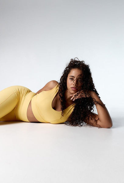 Top deportivo de sujeción media Riva - Soft yellow-Black Limba