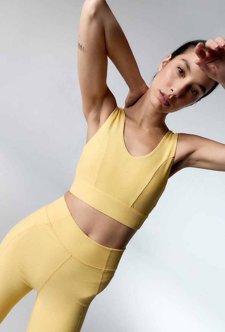 Top deportivo de sujeción media Riva - Soft yellow-Black Limba