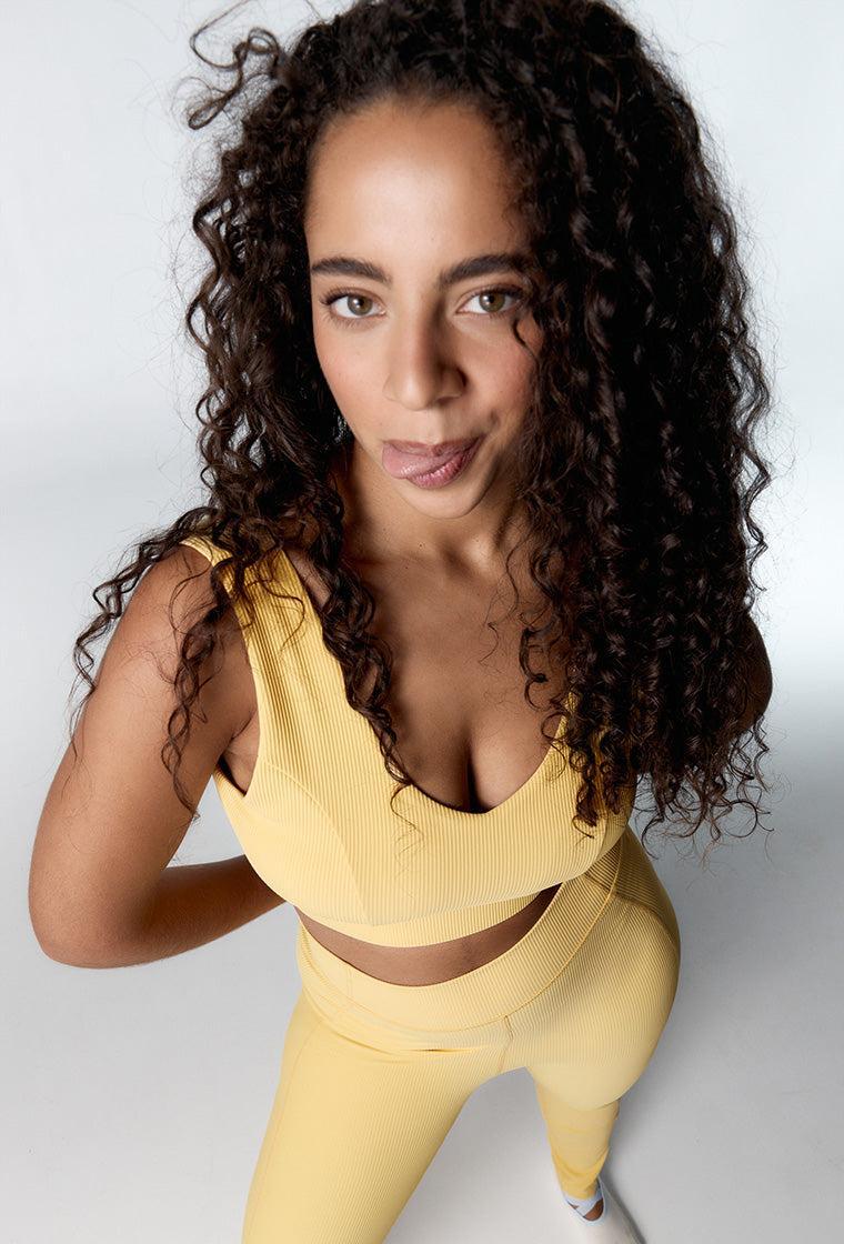 Top deportivo de sujeción media Riva - Soft yellow-Black Limba