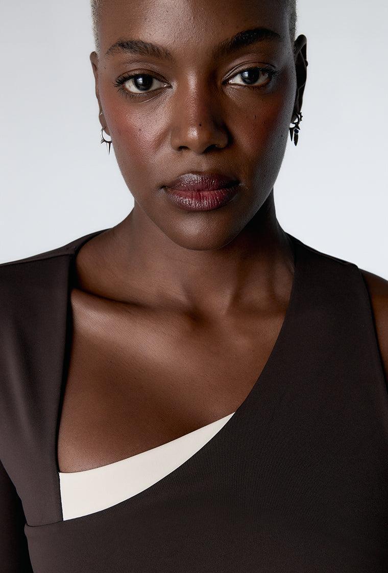 Top deportivo manga larga asimétrica Lynor - Chocolate & Cream-Black Limba