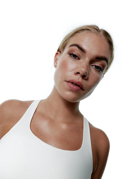 Top deportivo sujeción baja ApexFit - Cream-Black Limba